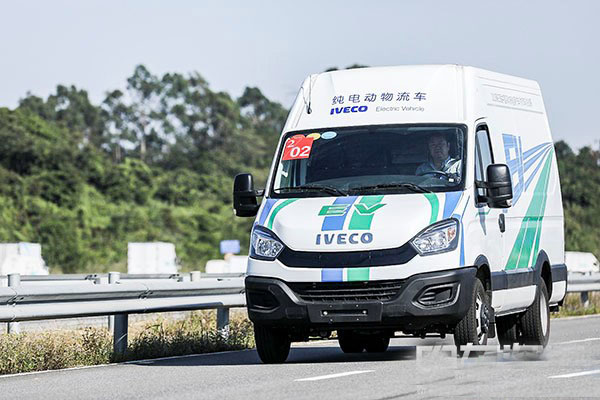 南京依維柯EV46榮獲第三屆新能源汽車“金熊貓”最暢銷車型獎