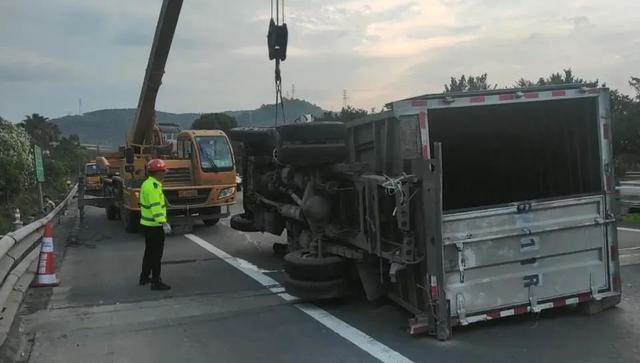 小貨車在高速翻車，40秒后出現暖心一幕……