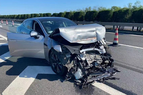 突發(fā)！小鵬P7高速追尾平板貨車 疑似NGP未識(shí)能別前車