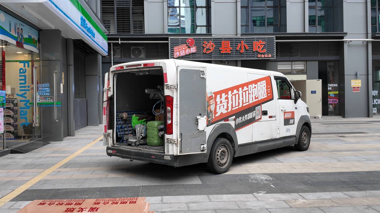 電車跟車記|車流里，一輛電車和它拖著的家在深圳趕路